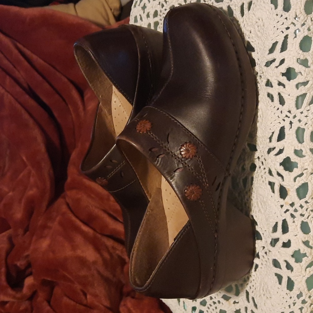 Dansko Sausalito Brown Flower Embroidered Clogs Size 39 Excellent  Condition